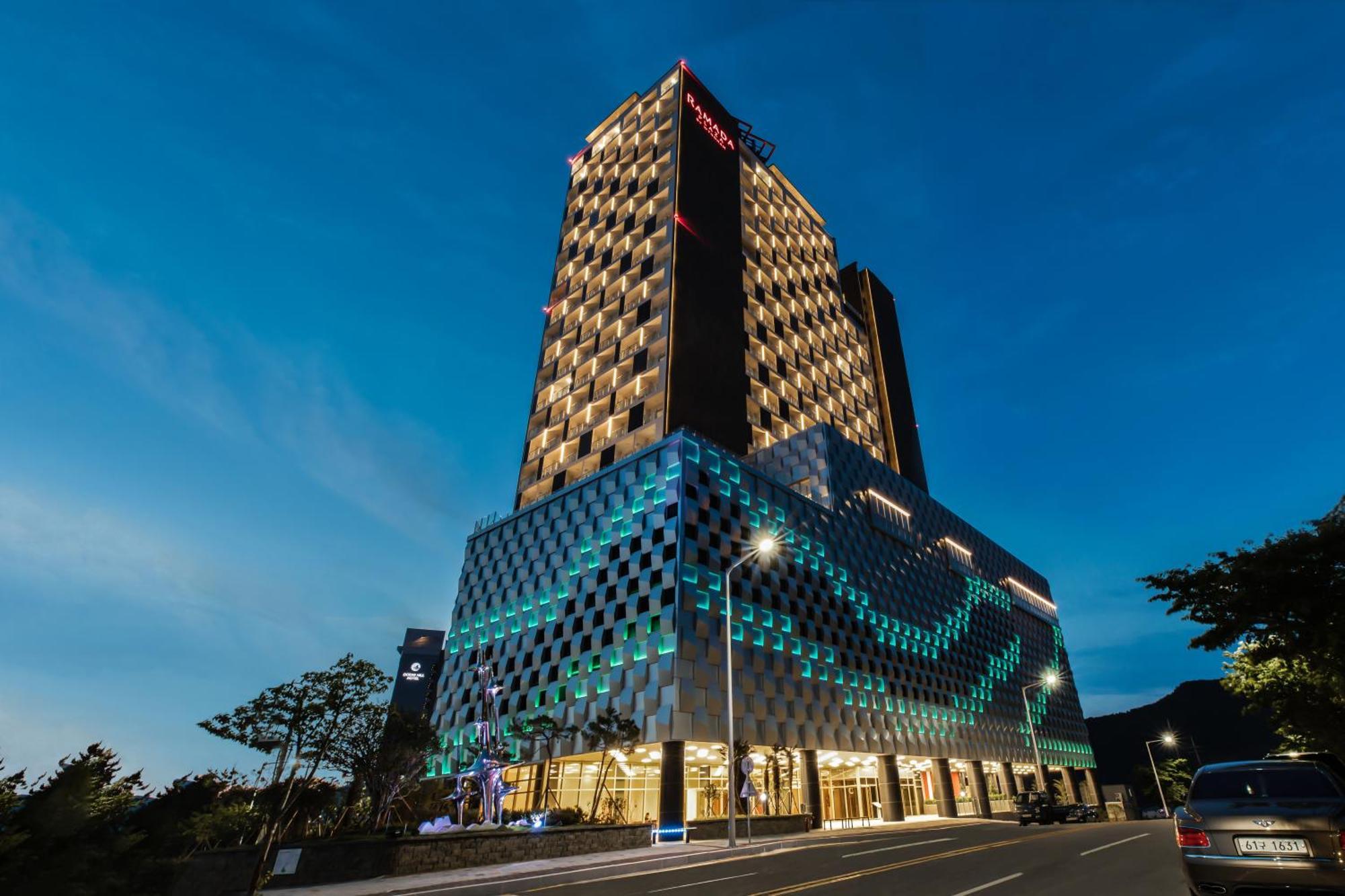 Готель Ramada Plaza By Wyndham Dolsan Йосу Екстер'єр фото