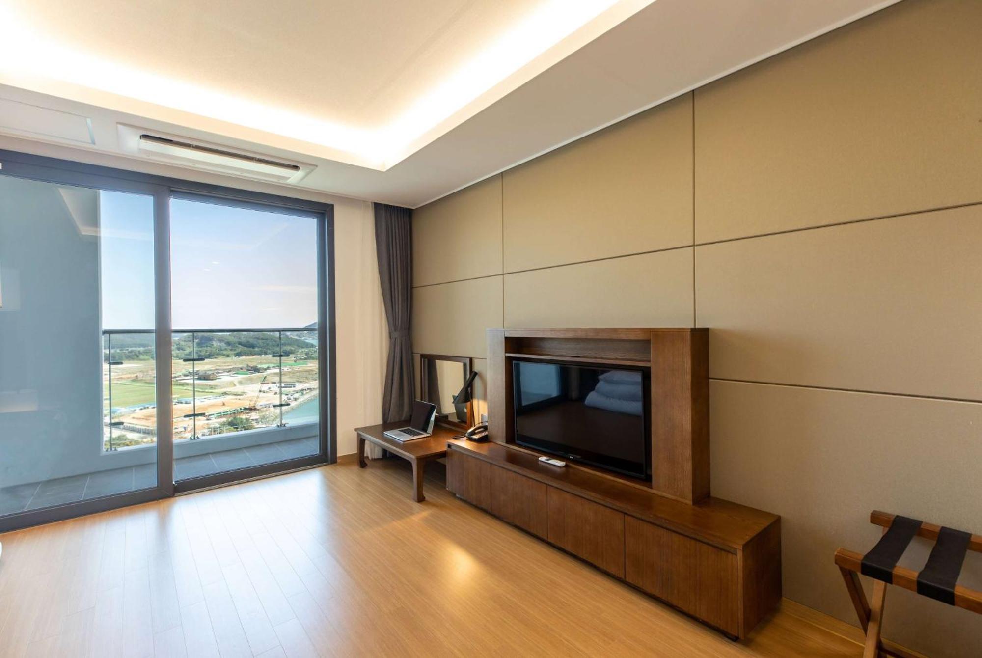 Готель Ramada Plaza By Wyndham Dolsan Йосу Екстер'єр фото
