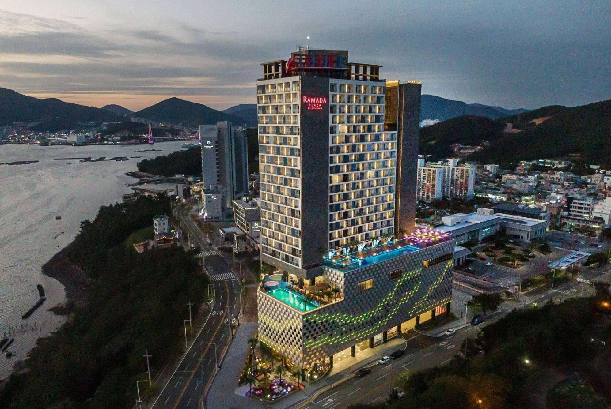 Готель Ramada Plaza By Wyndham Dolsan Йосу Екстер'єр фото