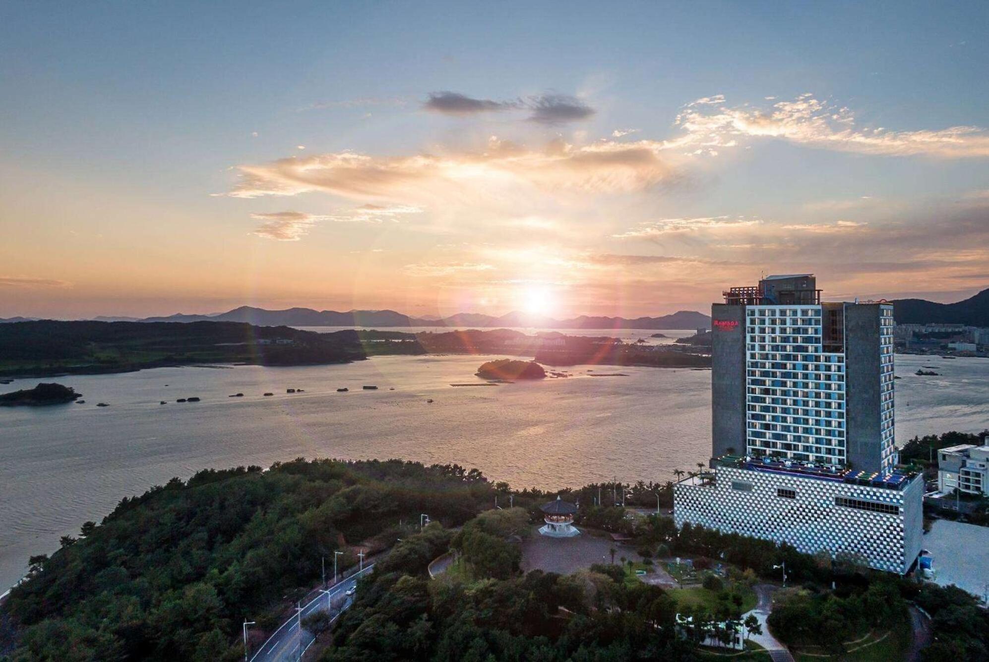Готель Ramada Plaza By Wyndham Dolsan Йосу Екстер'єр фото