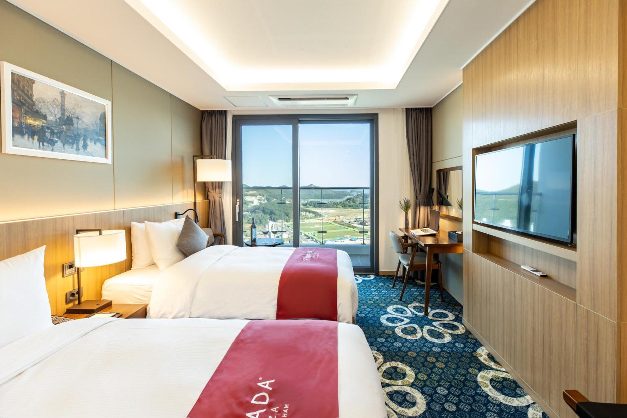Готель Ramada Plaza By Wyndham Dolsan Йосу Екстер'єр фото