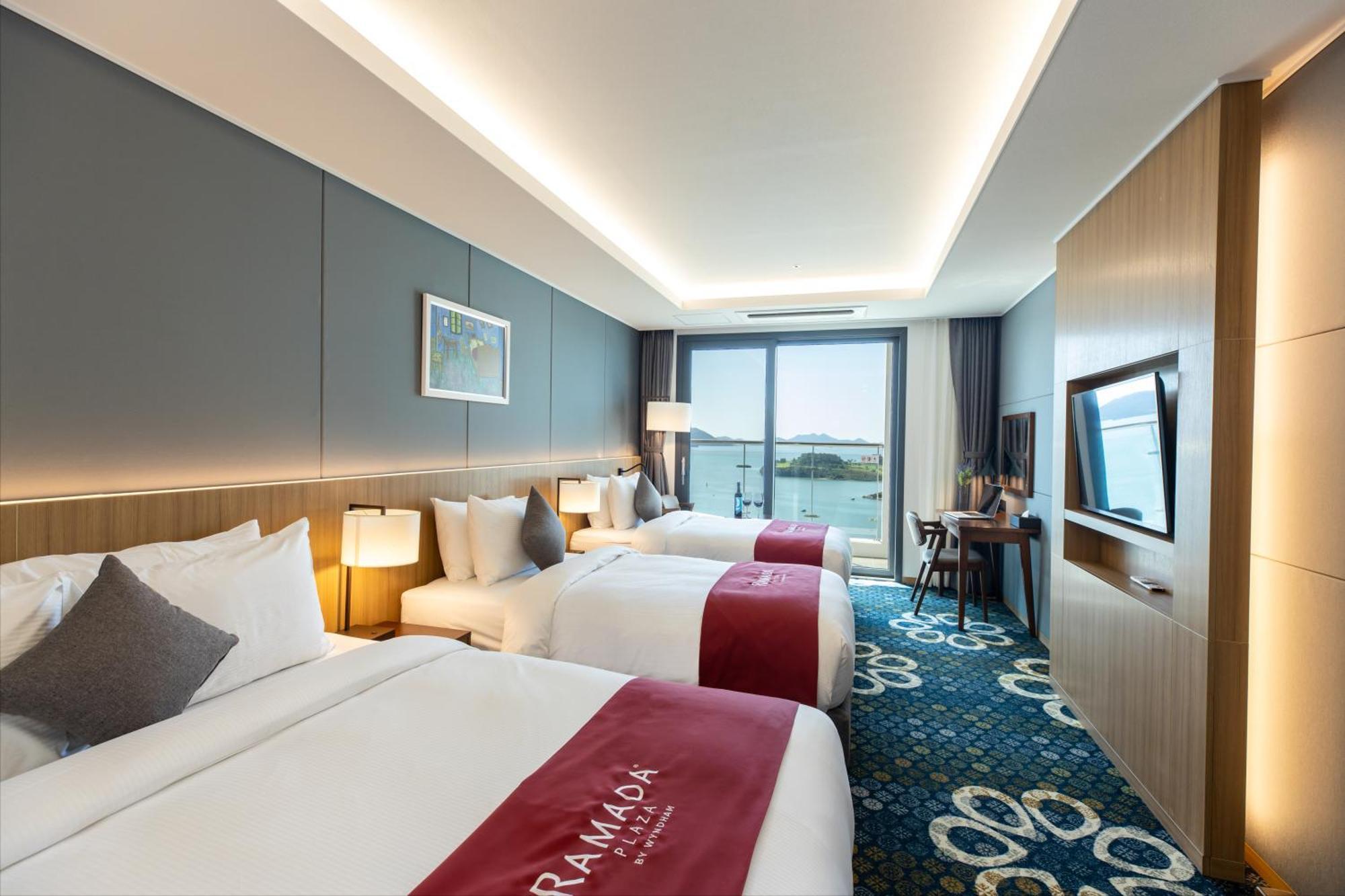 Готель Ramada Plaza By Wyndham Dolsan Йосу Екстер'єр фото