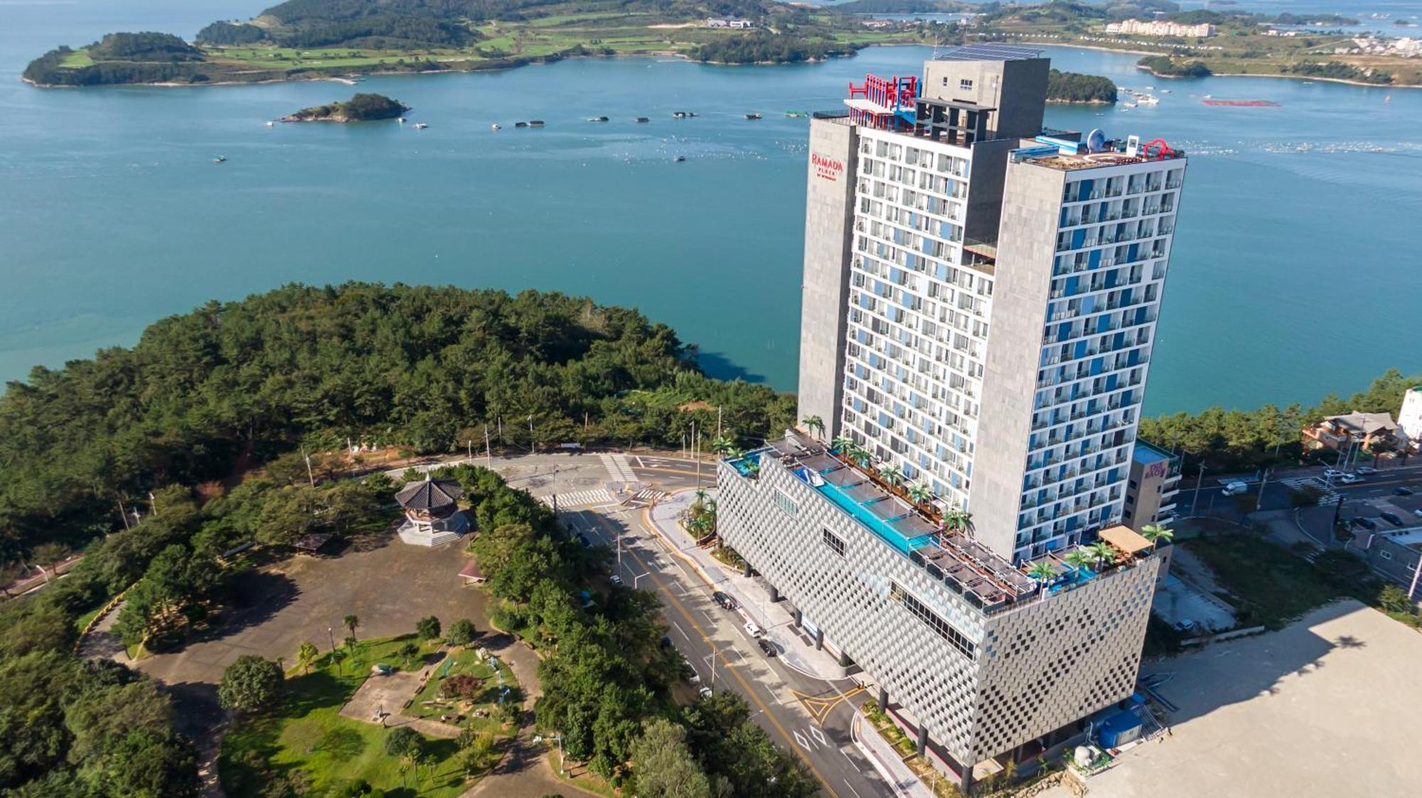 Готель Ramada Plaza By Wyndham Dolsan Йосу Екстер'єр фото